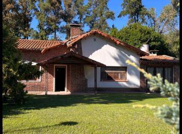 Casa · 199m² · 8 Ambientes · 1 Cochera · Venta de Casa con Gran Parque, 3 Dorm. y Casa de Servicio