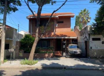 Casa de 4 ambientes, Vicente López · Hermoso Chalet con Jardín - Cerca de Av