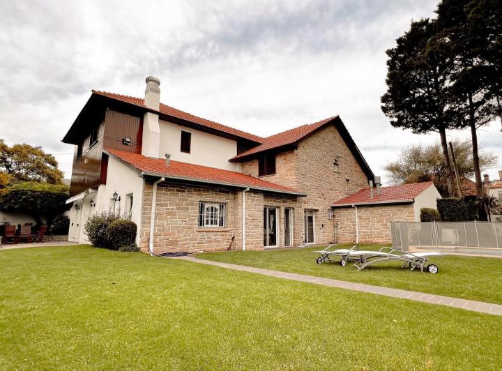 Casa · 450m² · 6 Ambientes · 2 Cocheras