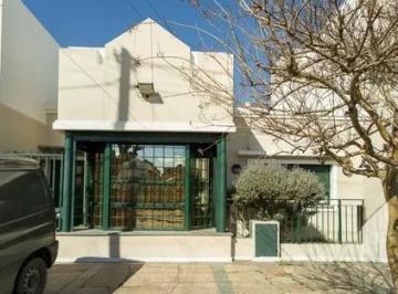 Casa · 240m² · 5 Ambientes · Venta de Casa. Hermosa, en Impecable Estado. Llavallol.