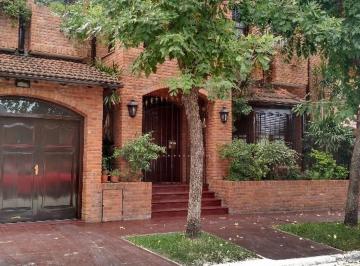 Casa · 250m² · 5 Ambientes · Excelente Chalet de 5 Ambientes C/cochera Parque, Piscina Q