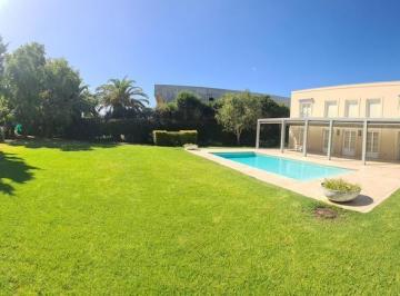 Casa · 280m² · 8 Ambientes · 2 Cocheras · Casa Moderna de Categoria en Alquiler Anual Amoblado y Equipado en Abril Club de Campo!