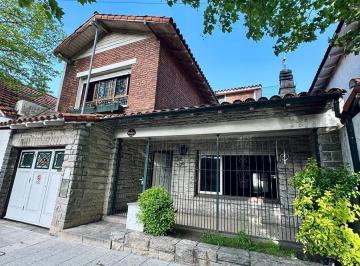 Casa · 291m² · 6 Ambientes · 1 Cochera · Oficina en Guemes