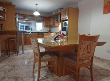 Casa · 195m² · 7 Ambientes · 1 Cochera · Se Vende Casa 3 Dorm. - Apto Bancor