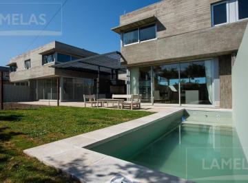 Casa · 151m² · 5 Ambientes · 2 Cocheras · Venta Casa 4 Dorm. con Jardín y Pileta en Abra Funes