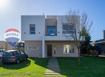 Casa · 151m² · 4 Ambientes · 1 Cochera · Casa 4 Ambientes en Venta, Canning