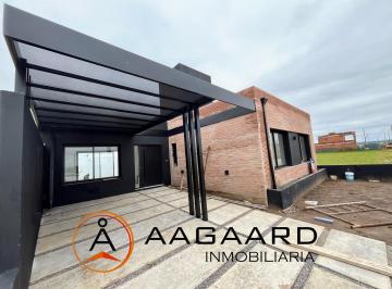Casa · 87m² · 3 Ambientes · 2 Cocheras · Casa en Quebrada de Manantiales de 2 Dorm. y Gran Patio