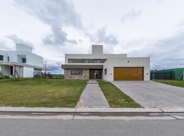 Casa · 400m² · 8 Ambientes · 2 Cocheras · Hermosa Casa en La Cascada Country Golf