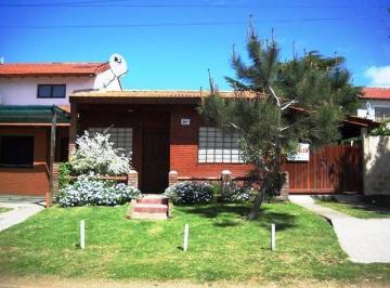 Casa · 180m² · 6 Ambientes · 2 Cocheras · Casa en Venta - 4 Dorm. 2 Baños - 450 m² - Mar del Tuyú