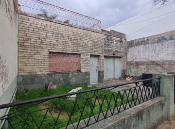 Casa de 4 ambientes, Monte Castro · Casa 4 Ambientes a Reciclar con Jardin de Frente y Tres Patios