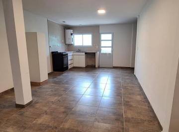 PH · 80m² · 3 Ambientes · 1 Cochera · PH Tres Ambientes en Planta Baja con Patio y Garaje Para un Auto.