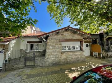 Casa · 110m² · 4 Ambientes · 1 Cochera · Chalet de Epoca 4 Amb con Cochera - Guemes