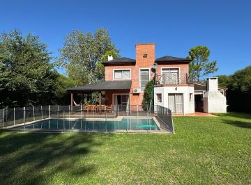Casa · 230m² · 4 Ambientes · Casa en Campos de Alvarez