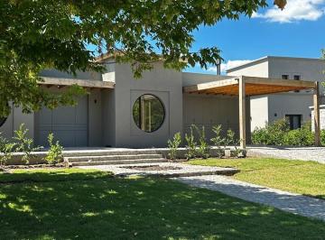 Casa · 490m² · 6 Ambientes · Casa en Alquiler en El Tonó, Pilara, Pilar