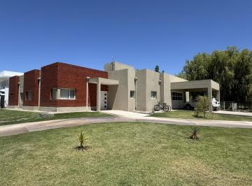 Casa · 216m² · 5 Ambientes · 2 Cocheras · Vende Casa en Barrio Privado Los Olivos