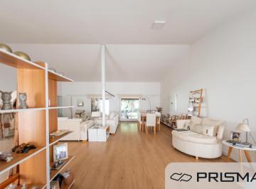 Casa · 240m² · 8 Ambientes · 2 Cocheras · Casa - 3 Dorm - Urca Apta Crédito