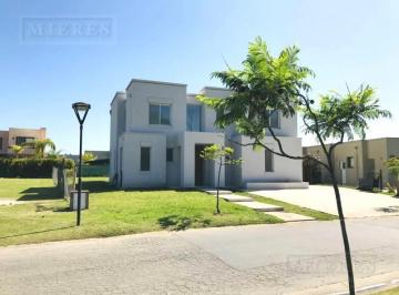 Casa · 229m² · 6 Ambientes · 2 Cocheras · Casa en Alquiler Sobre Lote Interno en Barbarita Bancalari.