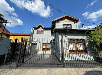 Casa de 4 ambientes, Morón · Casa 4 Ambientes con Dormitorio en Suite Parque y Pileta en Castelar