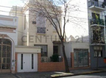Casa · 200m² · 5 Ambientes · 1 Cochera · Casa de 2 Plantas en Flores, a 300 m de Plaza Irlanda