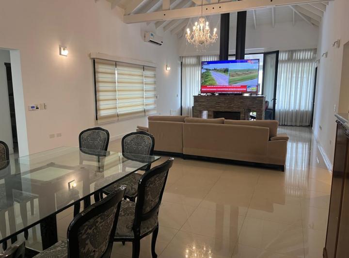 Casa · 260m² · 4 Ambientes · 1 Cochera