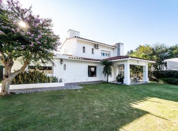 Casa · 198m² · 4 Ambientes · 4 Cocheras · Granja de Funes - Hermosa Casa en Housing - 3 Dorm - Apta Credito
