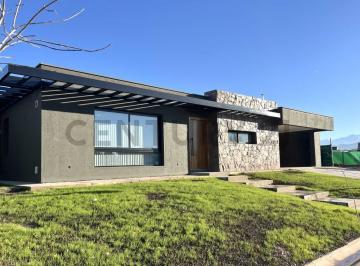 Casa · 225m² · 4 Ambientes · 2 Cocheras · Century 21 López Vende Casa en Pozo en Barrio Privado Gran Boedo, Luján de Cuyo.