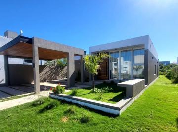 Casa · 275m² · 8 Ambientes · 2 Cocheras · Casa en Alquiler en Las Cañitas Barrio Privado Amoblada