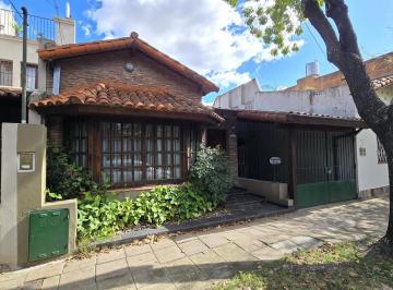 Casa · 140m² · 4 Ambientes · 1 Cochera · Solida Casa Tipo Chalet de 4 Ambientes en Planta Baja con Jardin y Pileta en Venta. Olivos