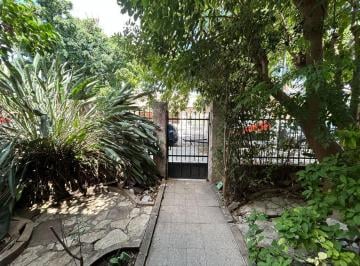 Casa · 174m² · 2 Cocheras · Casa a Refaccionar en Venta / Amplia Distribución de Ambientes