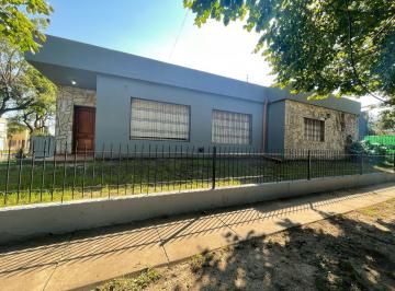 Casa · 104m² · 3 Ambientes · 2 Cocheras · Venta Casa Tres Ambientes Hurlingham Apto Crédito