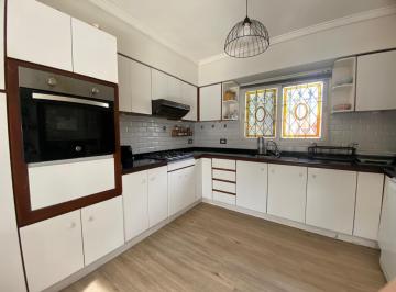 Casa · 180m² · 5 Ambientes · 2 Cocheras · Casa Chalet en Venta en Lomas de Zamora, G. B. a. Zona Sur, Argentina
