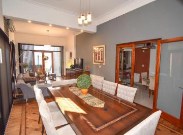 Casa · 260m² · 8 Ambientes · 1 Cochera · Venta de Importante Casa en Barrio Candioti Norte