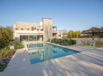 Casa · 295m² · 4 Ambientes · 2 Cocheras · Casa Venta El Nacional Club de Campo con Piscina