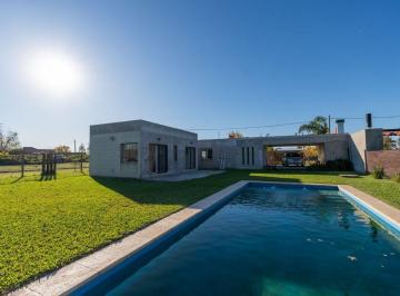 Casa · 110m² · 3 Ambientes · 2 Cocheras · Venta Casa en Funes Town