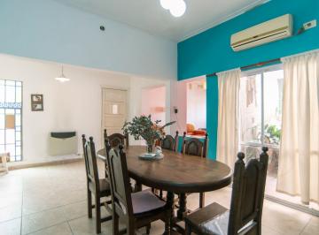 Casa · 200m² · 6 Ambientes · 1 Cochera · Casa en Venta con Parque y Pileta en Berisso