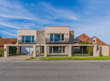 Casa · 312m² · 6 Ambientes · 2 Cocheras · Venta Casa 6 Ambientes con Piscina Parque Cochera