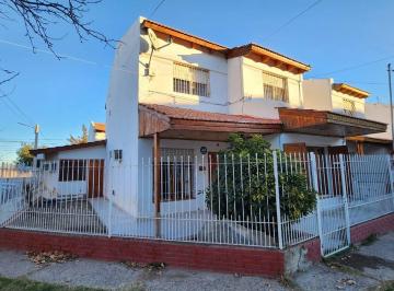 Casa · 145m² · 5 Ambientes · 1 Cochera · Venta Casa Duplex 3 Dorm. B° Huiliches