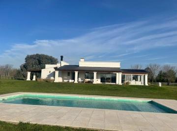 Casa · 300m² · 4 Ambientes · 1 Cochera · Alquiler Temporario 4 Ambientes en Lujan