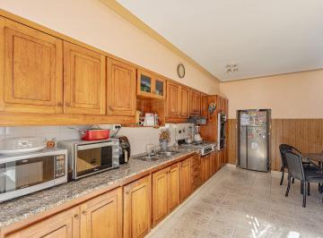 Casa · 220m² · 6 Ambientes · 2 Cocheras · Venta Casa 6 Amb Haedo Cochera Permut Apto Credito