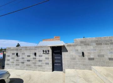 Casa · 250m² · 4 Ambientes · 1 Cochera · Casa en Km 14 - Barrio Centenario