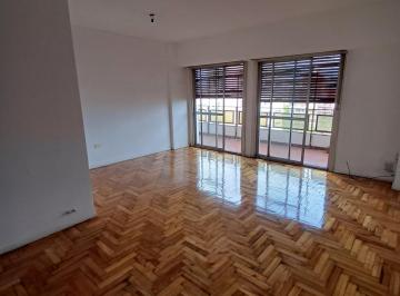 general-san-martin-san-martin-centro-alquiler-departamento-4-ambientes · Depto 4 Amb Frente a La Plaza San Martin