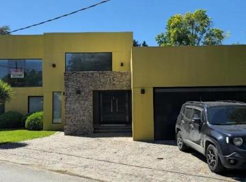 Casa · 300m² · 6 Ambientes · 2 Cocheras · Casa Quinta en Venta - 5 Dorm. 4 Baños - Cocheras - 1.600 m² - Ezeiza