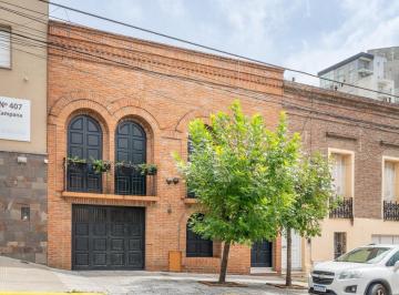 Casa · 230m² · 4 Ambientes · 3 Cocheras · Casa en Venta Campana