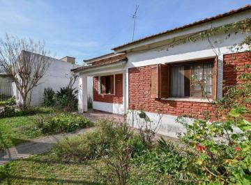 Casa · 90m² · 3 Ambientes · 1 Cochera · Casa Tipo Chalet en City Bell 447 Entre 28 y 29