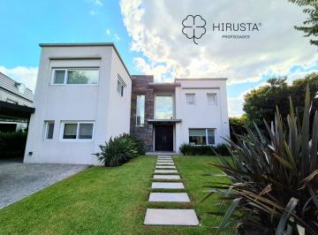 Casa de 8 ambientes, Pilar · Casa en Venta en Ayres Plaza - 3 Dorm - Hirusta Propiedades