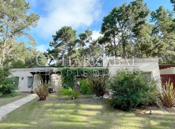 Casa · 250m² · 5 Ambientes · 1 Cochera · Casa en Alquiler Temporal