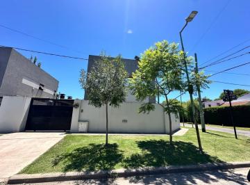 Casa · 140m² · 6 Ambientes · 3 Cocheras · Casa en Gonnet Alquiler