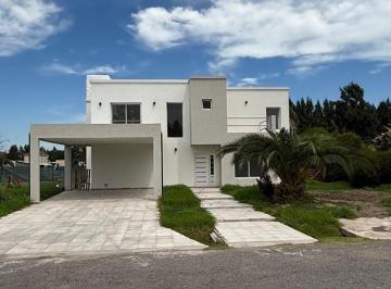 Casa · 231m² · 6 Ambientes · 2 Cocheras · Apto Credito Hipotecario! Oportunidad en Canning! Casa en Barrio Privado Malibu! G. B. a. Zona Sur