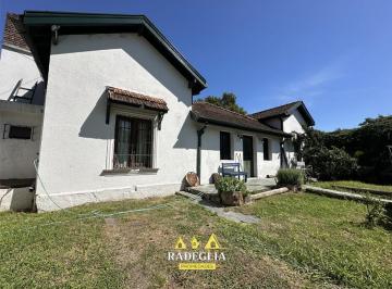 Casa de 9 ambientes, Almirante Brown · Propiedades en Venta en Burzaco: Casa y Edificio en un Mismo Terreno