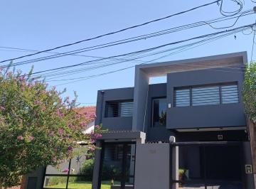 Casa · 214m² · 4 Ambientes · 2 Cocheras · Casa en Castelar Sur